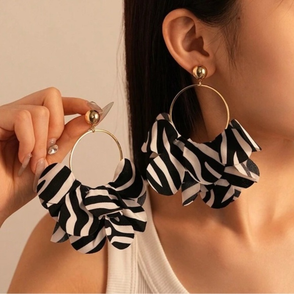 ✨ NEW Elegant Black and White Hoop Earrings - Picture 2 of 6